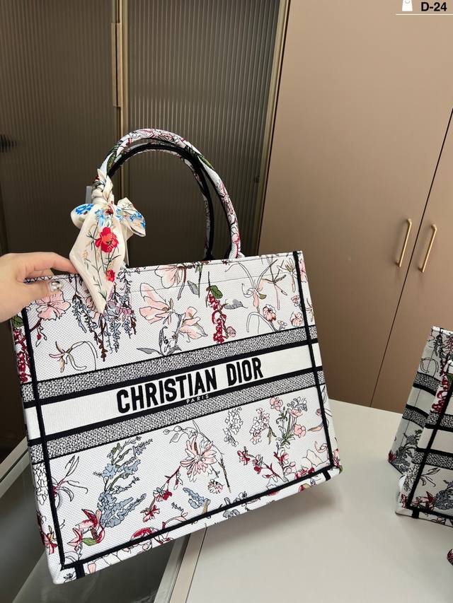 42厘米 dior迪奥托特包Book 容量超级大也很耐用 日常出街背它回头率百分百 d-24尺寸27 21 36 27 42 35折叠盒 42厘米 dior迪奥托特包Book 容量超级大也很耐用 日常出街背它回头率百分百 d-24尺寸27 21 36 27 42 35折叠盒