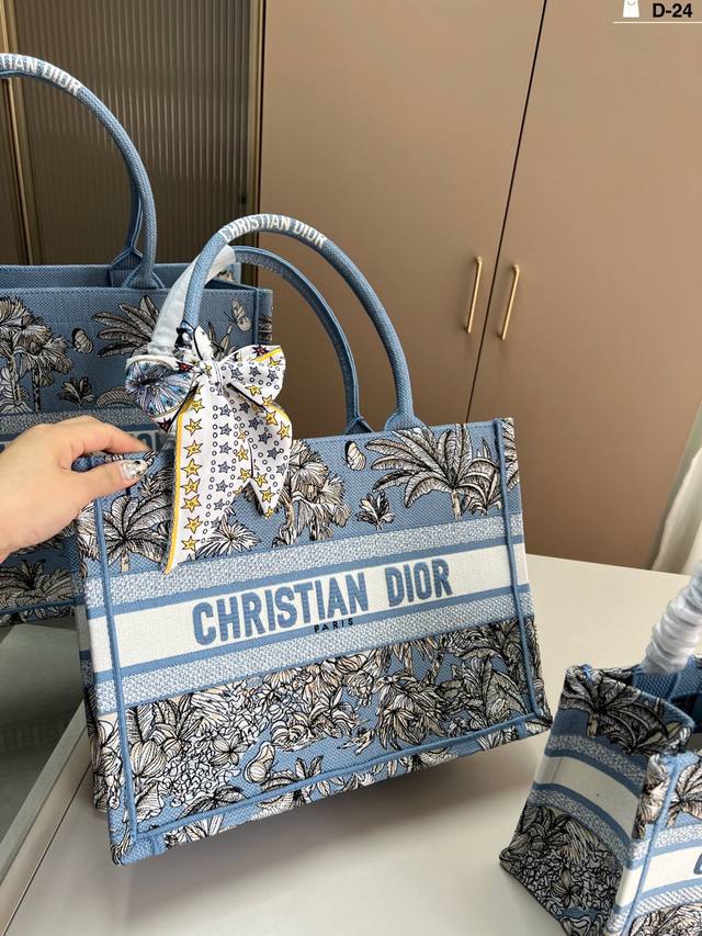 35厘米 dior迪奥托特包Book 容量超级大也很耐用 日常出街背它回头率百分百 d-24尺寸27 21 35 27 42 35