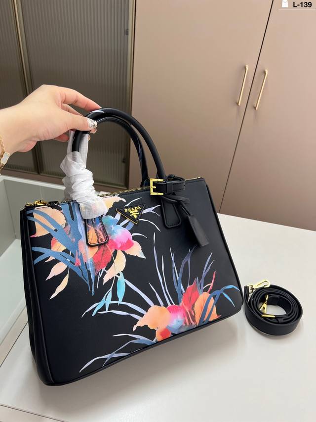 普拉达 prada 杀手包 时髦拿捏住啦 不显老气好好搭啊 l-139尺寸33 23