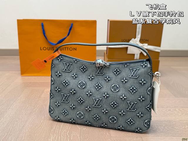 飞机盒 lv新款腋下包手拎包 非常稀少的盐系复古学院风 上身超级飒 不仅仙女可以背 男孩子背又是另一种感觉 尺寸 32 22