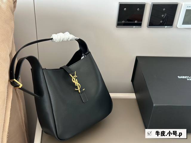 配盒 牛皮 size 22*21Cm 小号 谁还没拥有 ysl Soft Hobo 大爱这款包呀 实用性超强的 大包就选它啦~ 牛皮的手感太Ok