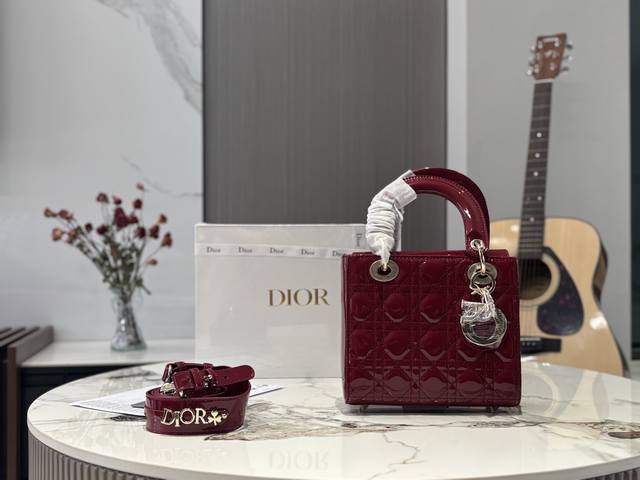 四格 Dior漆皮戴妃包 说到贵妇名媛包 Dior的戴妃必须拥有姓名 经典的Lady设计感 容量刚刚好 藕粉色漆皮的运用 简直太少女啦一点也不显成熟 关键价格p