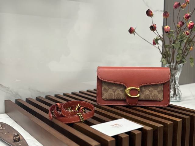 顶级原单 牛皮 Coach新款Tabby 系列之Tabby Wristlet Tabby家族许久未出Mini款咯 这次新款20Cm的尺寸真的太实用了 内侧拉链和 顶级原单 牛皮 Coach新款Tabby 系列之Tabby Wristlet Tabby家族许久未出Mini款咯 这次新款20Cm的尺寸真的太实用了 内侧拉链和