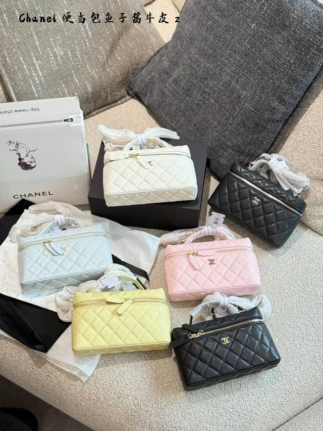 香奈儿Ip 方正硬朗的轮廓给人一-种复古又大气的感觉标志性的菱格纹元素超级有质感有辨识度 整体采用了荔枝纹牛皮耐磨耐造易打理 黑金配色经典百搭 可手提可斜挎 上