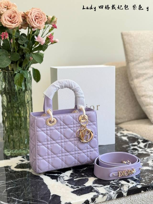 dior2025新款 兼 具实用与优雅 O Dior的包款 真的是细节控 精致的五金 个性的藤格纹图案 字母点缀 将现代的廓形和复古的风格融为一体 彰显经典的时