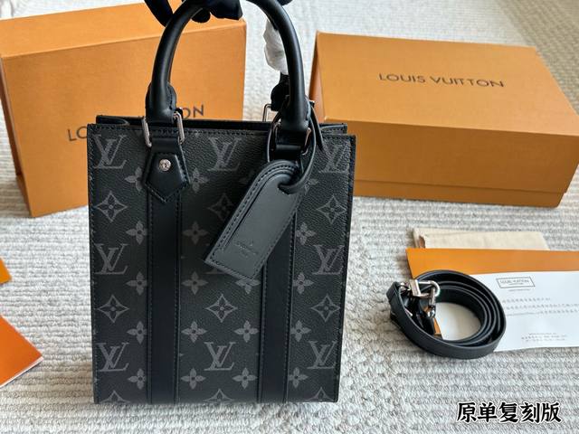 原单版 lv 琴谱包 男包购物袋 万年不过时 专用Lv面料原单五金 原版开模定制 男女同款 手感超软 超舒服 全部五金都带Logo 配折叠礼盒尺寸 23 19C