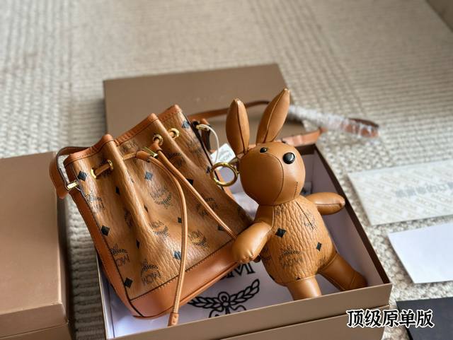 mcm小动物水桶包 mcm动物园系列水桶包来喽 非常非常有颜值和容量的小兔子水桶包 小兔子X可拆卸 时尚又百搭分分钟萌化你的, 20Cm