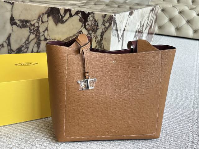 配盒 牛皮 size 32 29Cm tods真香 tods新出的托特包 集颜值与容量一身的小可爱 可单肩可手拎 日常出门真的太方便了 做一个可盐可甜的女孩吧