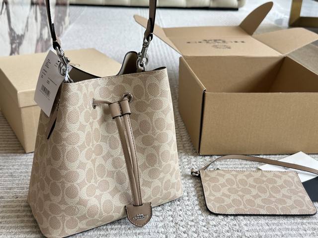 coach新品水桶是不是很戳心巴推荐理由444 v两条肩带手提 腋下 斜挎任意切换 v尺寸25 23Cm高轻便又很实用 v浅奶茶新色秋日第一抹温柔 飞机盒包装