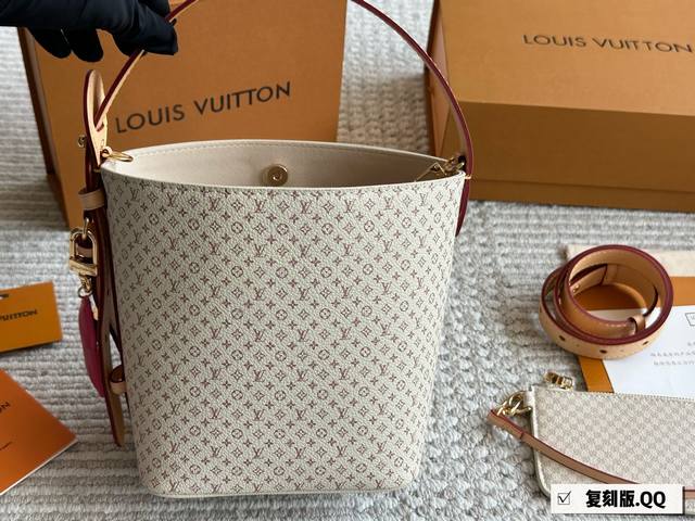 lvallinbb又添新色啦 热门的包款添加美丽的新色简直锦上添花回回还自带尖形花小配饰了 好运常伴~ 16 25折叠盒