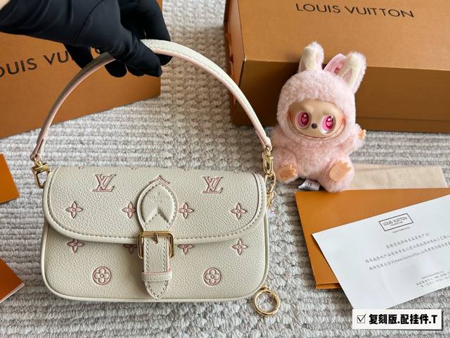 lv 草莓蛋糕法棍Nano 一只路易威登Nano法棍 可爱的像一块草莓蛋糕 斜挎腋下都句 甜美风格~ 超正超嫩的颜色 实在太可爱啦 甜美一-定要入 图片全套包装 lv 草莓蛋糕法棍Nano 一只路易威登Nano法棍 可爱的像一块草莓蛋糕 斜挎腋下都句 甜美风格~ 超正超嫩的颜色 实在太可爱啦 甜美一-定要入 图片全套包装