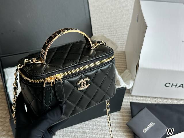 香奈儿25C新款手柄盒子包 百看不腻之 手柄盒子包 实物超可爱 内里配备镜子0也叫 化妆包 荔枝牛皮实用性高搭配浅金色五金 手柄处还有小Logo超精致+颜值非常