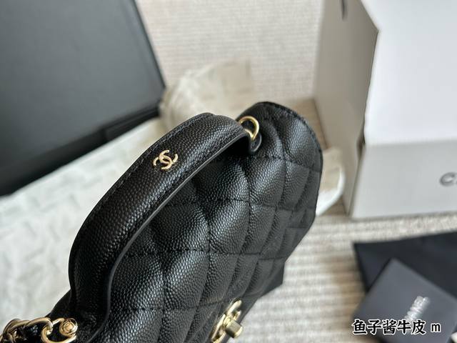 鱼子酱牛皮 chanel香奈儿 25C双肩小背包 25C 这个真的太喜欢 单肩斜挎手拎都可以自由调节 每种背法都没有违和感 后背应该春夏会更好看 尺寸 18 1