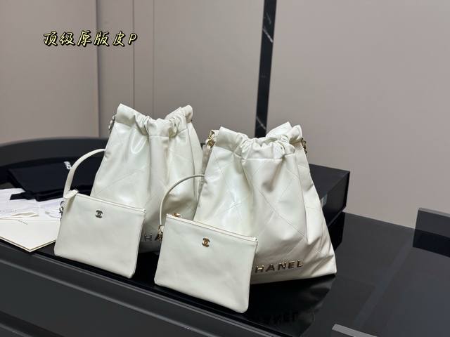 折叠盒 升级版 size 35*37Cm 太好搭配了呜呜呜 chanel 22Bag更酷哦 升级后皮子摸着更舒服 更雾面哑光一点 软软糯糯的质感超级舒服 搜索