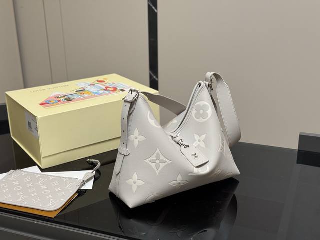 size 26.32Cm lv Carryall 年度包王 带有蝴蝶结的腋下包喜欢吗 内附一只收纳零钱包 性价比颜值超在线了 单肩斜挎完全没问题 怎么背都很好看
