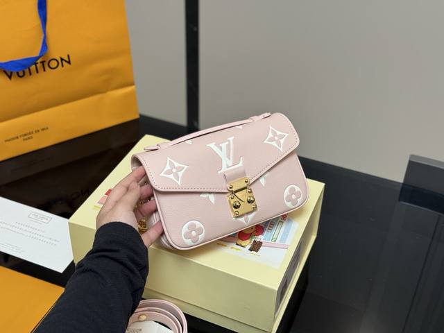 配折叠盒 最新尺寸 :21 6 13Cm lv高品质 性价比超高 一定要好好看细节看五金看材质 新款邮差小号 East West 配置链条和皮肩带