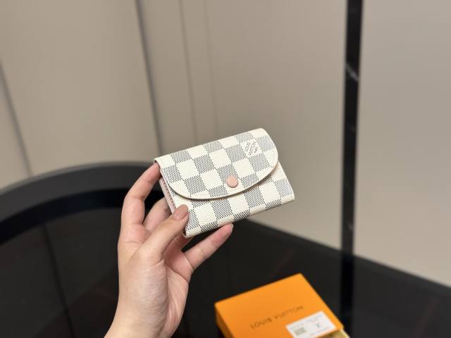 配盒 size 10.5*8Cm lv小豆豆钱包 钱包界的网红鼻祖 经典超级经典 可爱 携带方便 颜值一直在线的小钱包 一个带拉链的零钱位