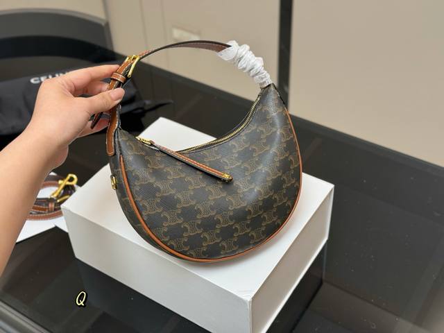 配盒 尺寸 22.15Cm celine Lulu 腋下包 依旧好好背 手拎起Ava就好有气场哟100 赛琳实用性更强哦 高级感超强 配盒 尺寸 22.15Cm celine Lulu 腋下包 依旧好好背 手拎起Ava就好有气场哟100 赛琳实用性更强哦 高级感超强