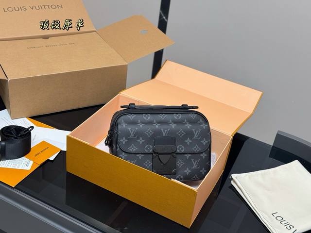 配折叠盒飞机盒 size 25.18Cm lv Slock 新品男士邮差包