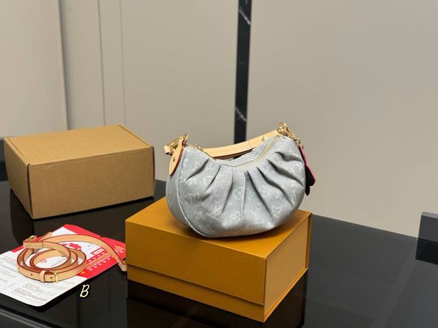 配折叠盒飞机盒 size 20*13Cm 新款牛仔元宝包 跟上这波风潮 太可爱了啊啊 复古才是真正上头的 lv 新款 牛仔包