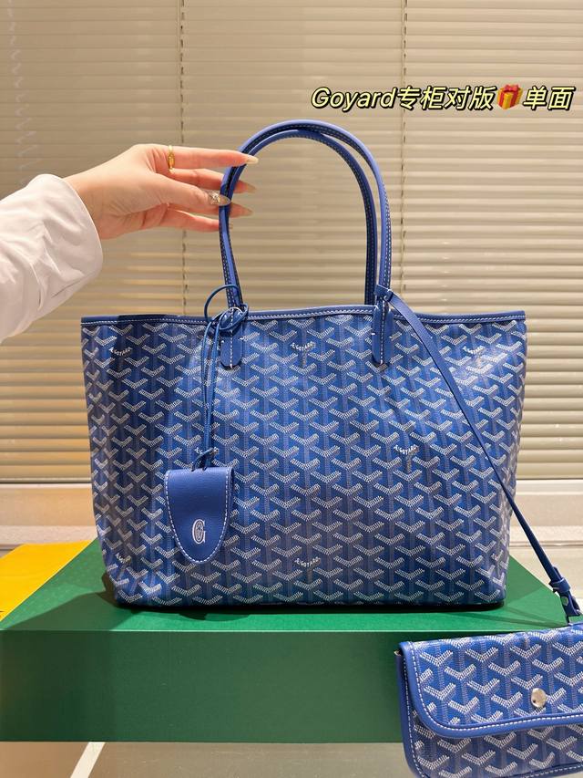 牛皮版本 saint Louis 购物包 法斗丝印 采用 Goyardine 帆布制成 无衬里 柔软而轻盈 可双面使用 正面为 Goyardine 帆布材质 另 牛皮版本 saint Louis 购物包 法斗丝印 采用 Goyardine 帆布制成 无衬里 柔软而轻盈 可双面使用 正面为 Goyardine 帆布材质 另