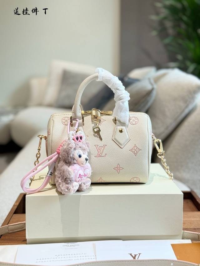 lv 5月新款淡奶草莓Speedy 20来咯大家一直在催的新款Speedy来了 手拎单肩斜挎都可以背 能放下巴掌折叠防晒伞和330Ml保温杯 颜色嫩的掐出水 季