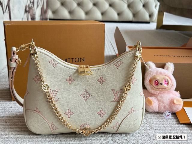 配盒 高订版 size 29*16Cm l家 白草莓奶油牛角包 奶油白配着星星点点的草莓酱属于夏天的颜色 活泼又可爱 两根肩带斜挎单肩都可以 主要是这个颜色你会