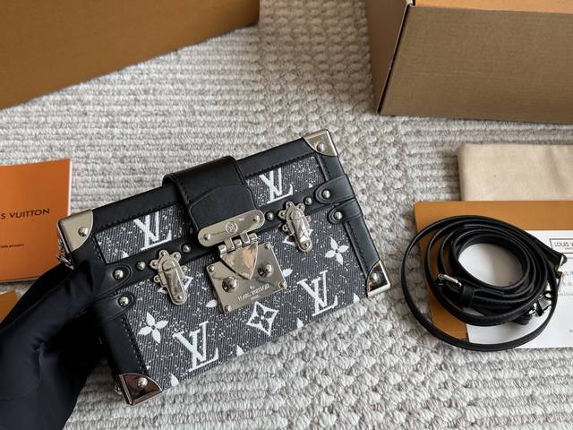 配盒 size 19*12Cm l家 小盒子petite Malle 这个小盒子的颜值太高啦 太Cute了 花纹和大小都是我喜欢的 很有型滴