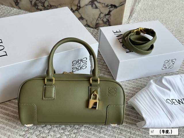 牛皮 配盒 size 24*11 Cm loewe 保龄球包 这个保龄球包真的太香了~ 近期很有人气的一只时尚单品 保龄球包 size适中 型不容易过时 拎在手