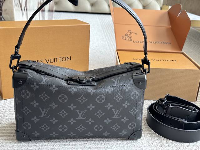 25新款 V Soul Trunk黑武士软盒子会火心吗Lv新款男包来袭 估计又是一个爆款 这款给人感觉有点像Side Trunk谷爱凌同款的盒子包 但. 实际比