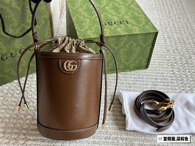 配折叠盒尺寸13.16 古驰Cucci 抽绳发财桶 新的尺寸和风格得到了进一步提升 包括顶部手柄和肩带的变化 允许多功能穿着 标志性的Double G硬件完善了