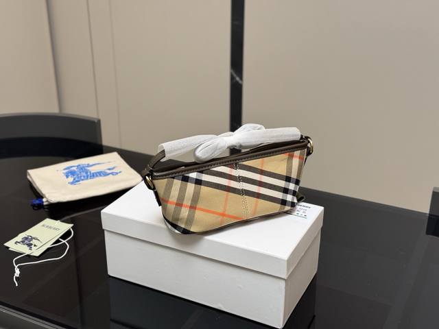 配盒 size 20*9Cm 巴宝莉法棍Hobo 这款背包以标志性Burberry Trench风衣的独创面料作为灵感来源 采用与棉质嘎巴甸同为密织结构的柔韧尼