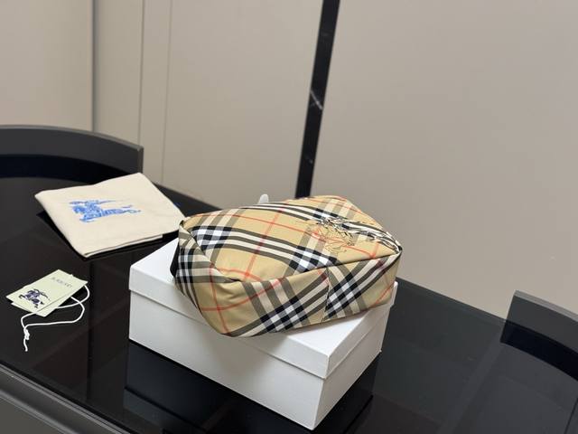 配盒 size 26.18Cm 巴宝莉新款相机包 最新面料格纹 日常潮流穿搭 时尚穿搭 完全没问题哦 颜值担当男女都可 配盒 size 26.18Cm 巴宝莉新款相机包 最新面料格纹 日常潮流穿搭 时尚穿搭 完全没问题哦 颜值担当男女都可