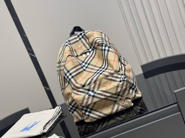 无盒 轻便又容量 size 30*40Cm 巴宝莉双肩包 这款背包以标志性Burberry Trench风衣的独创面料作为灵感来源 采用与棉质嘎巴甸同为密织结构
