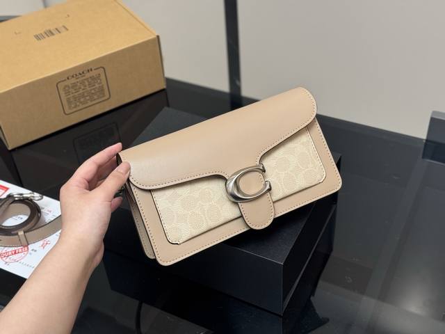 配双盒 size 25*15Cm 百搭神器 Tabby 蔻驰 酒神Tabby 超级好看 五金处Coach的刻字 满满的小细节 配置双肩带 牛皮品质