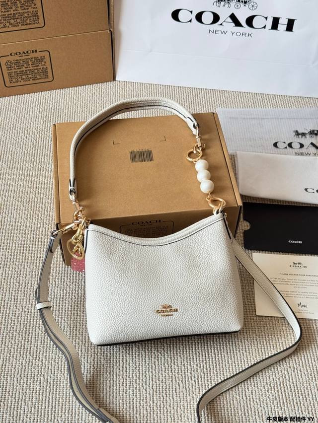牛皮版本 配挂件 coach新款Laurel 19小流浪 流浪包出小号啦 小号更日常一点 更适合斜挎 超爱小包 尺寸 19 14Cm