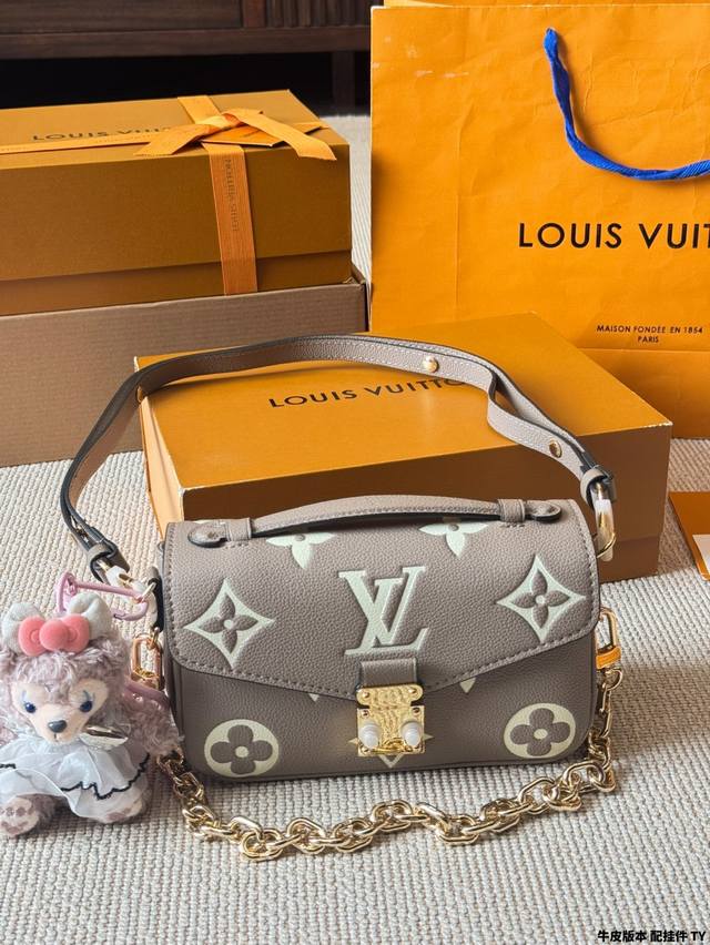 牛皮版本 配挂件 lv pochette Metis East West Mini 新款邮差包 lv邮差包老花手提单肩斜挎包 优雅低调的外形设计和宽敞的包身更加
