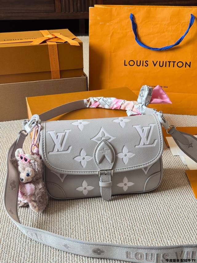 牛皮版本 配挂件 lv Louis Vuitton Diane法棍包 lv法棍Diane绝绝子 上身复古又舒服 设计灵感来自于中古包Sologne 两条肩带 手 牛皮版本 配挂件 lv Louis Vuitton Diane法棍包 lv法棍Diane绝绝子 上身复古又舒服 设计灵感来自于中古包Sologne 两条肩带 手