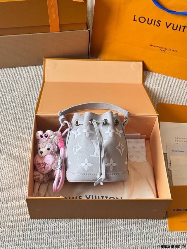 牛皮版本 配挂件 lv 新款 Nano Noe 小水桶 比起老花来说很洋气了 这颗真的太太太太可爱了 现在的小废包越来越香了 肩带不会很长 可调节 手拎斜挎都