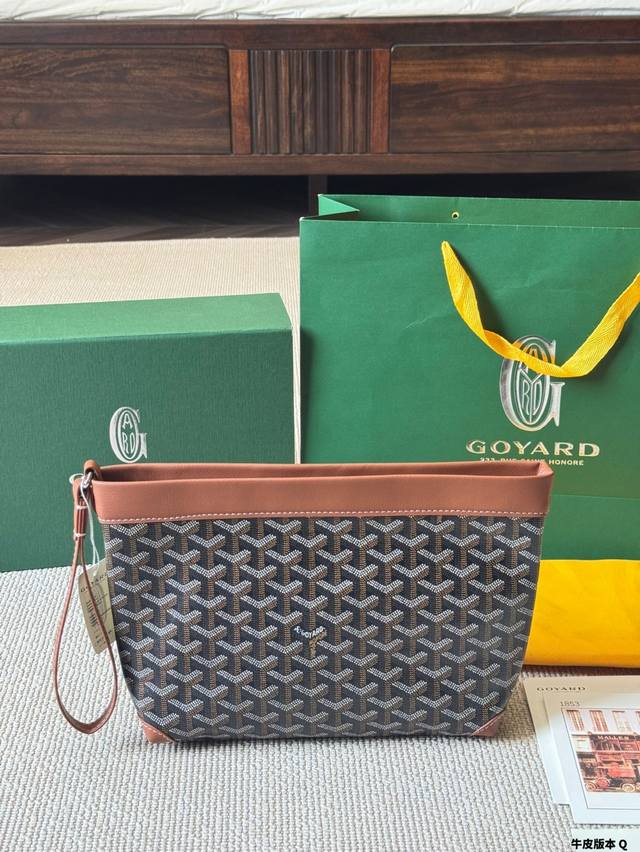 牛皮版本 goyard 新款手拿包Conti手拿包是存放日常个人物品的理想伴侣 它有一条腕带可以手拿 也可以挂在手腕上 可以在日间休闲手包或晚装包间随意切换 更