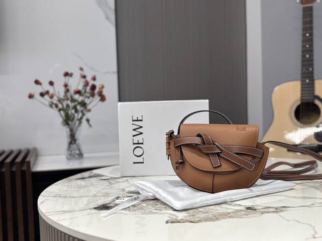 配盒 size 上宽21*高14Cm 超爱Loewe Gate Mini 别看他手掌那么大 容量却是非常的友好 新品 胸包 斜挎 牛皮皮质的手感超好 皮质好到爆