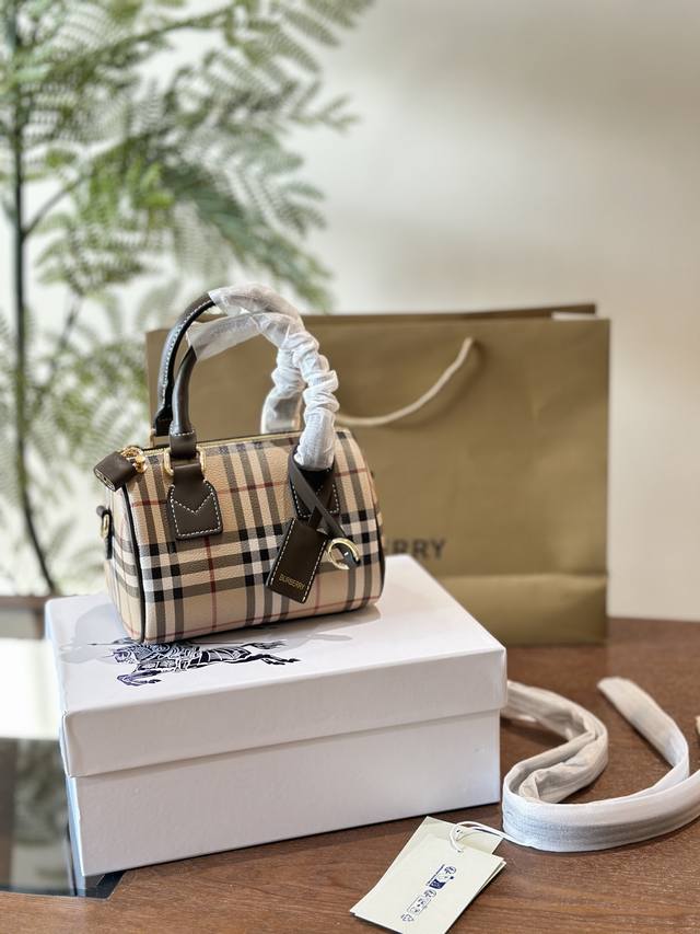 burberry新配色 依旧是Burberry焕新配色是我最喜欢的颜色高级感拉满 日本期包款是Burberry经典保龄球款式~ -整个爱住 由送礼自用必备可少的