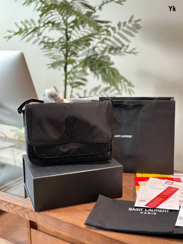 ysl邮差包 轻便经典的尼龙Niki 28Cm的中号黑色 都是耐磨轻便的尼龙材质经典Niki的外观造型超级 轻 只能讲谁背谁知道 折叠盒包装