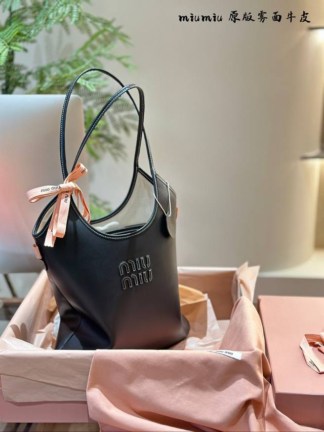 miumiu 原厂雾面牛皮 时髦精儿的秋冬选择~托特包Ivy秋冬美美的 这一季Miu也太哇塞了吧 m限定款 浮雕 Tote托特包口 这种单肩大包已成为潮流 不管 miumiu 原厂雾面牛皮 时髦精儿的秋冬选择~托特包Ivy秋冬美美的 这一季Miu也太哇塞了吧 m限定款 浮雕 Tote托特包口 这种单肩大包已成为潮流 不管