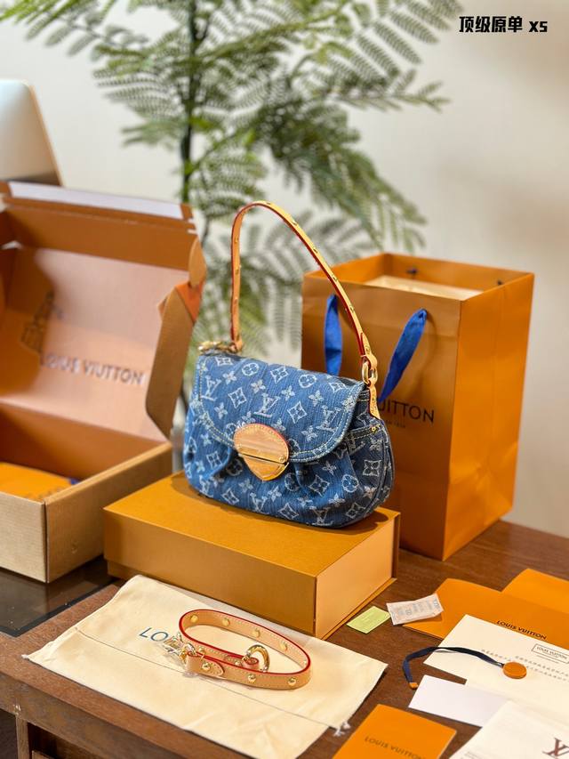 lv原单版配礼盒 复古单宁包Yyds随性又时髦 时髦的复古牛仔面料也太好看了吧收到迫不及待背出去看展拍美照 柔软轻便的牛仔面料随性时髦又街头特意选了经典的 元宝