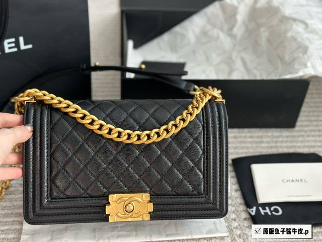 全套包装 原厂鱼子酱牛皮 小香家Leboy经典辣妈包上新 这个太美啦简直原版18K鎏金 真是美呆啦独家首发.小香肩背斜挎款.原版品质.整体效果超级赞.明星同款独