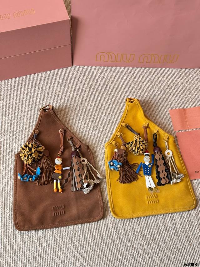 头层麂皮 miumiu 25Ss 麂皮包 反绒羊皮细腻到像在摸云朵 扁扁的包型时髦不撞款 每个挂件都是不同造型 尺寸 25 30Cm