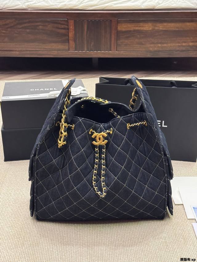 原版布 chanel 25S深蓝色牛仔布Hobo 小香Chanel 丹宁牛仔刺绣购物袋出货 超级柔软 亲肤感特别好 内里采用同质量牛仔布料 超级好物 等你来背