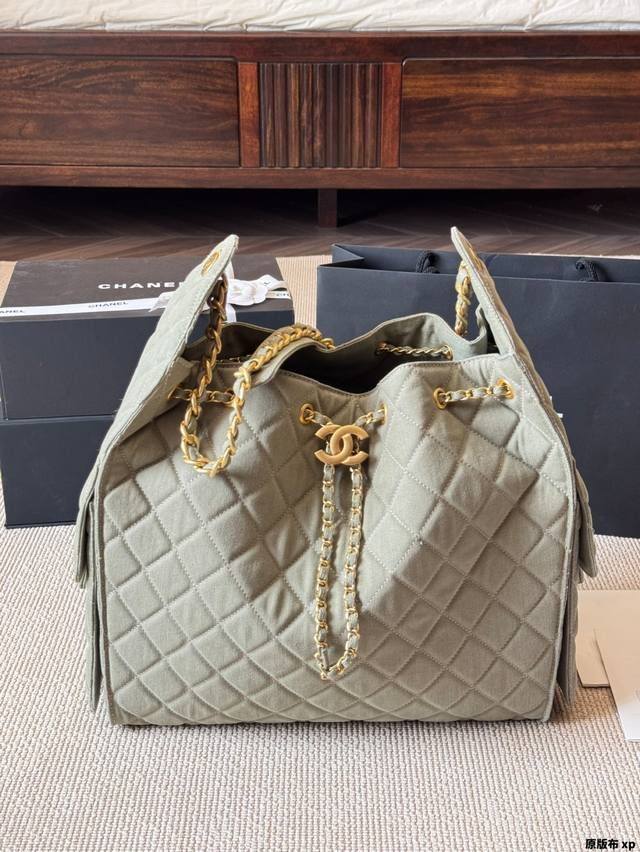 原版布 chanel 25S浅蓝色牛仔布Hobo 小香Chanel 丹宁牛仔刺绣购物袋出货 超级柔软 亲肤感特别好 内里采用同质量牛仔布料 超级好物 等你来背