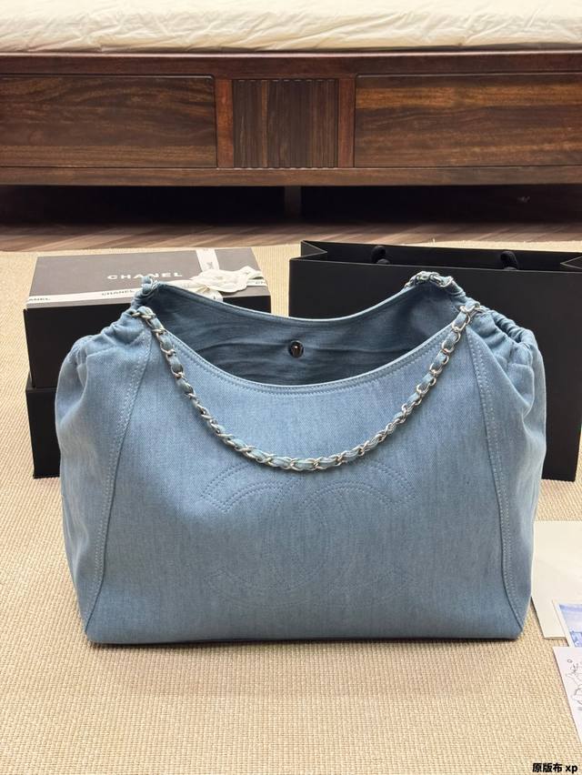 原版布 Chanel 购物袋 慵懒随性又好背 上身满满的惊喜 高级慵懒又随性 彻底心动的一只 size 40 28Cm